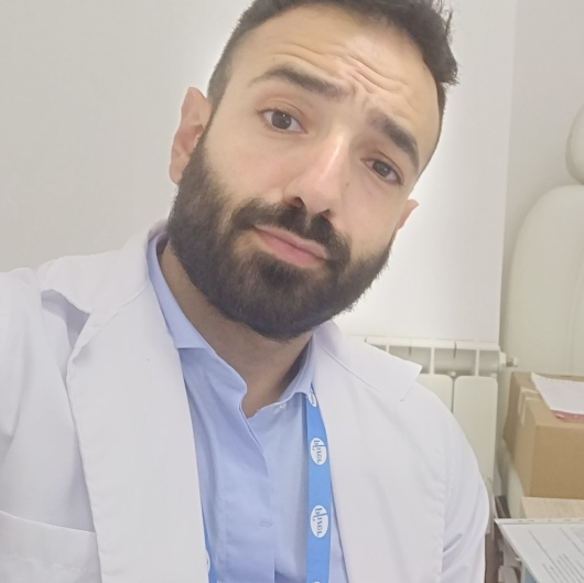 Il Dott. Francesco Alessio nel suo studio